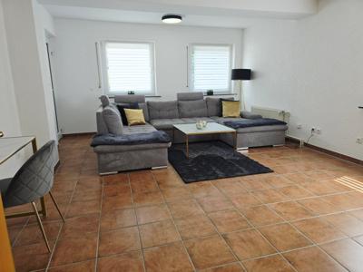 Wohnzimmer mit großem Schlafsofa
