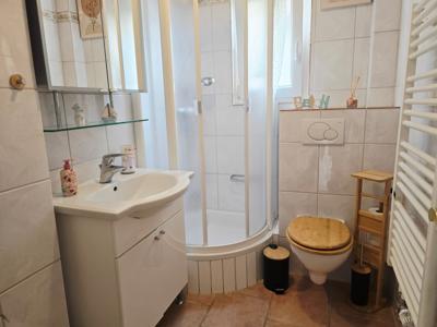 Badezimmer mit Dusche